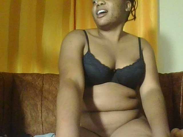 Hornycremmy09 live cam on BongaCams