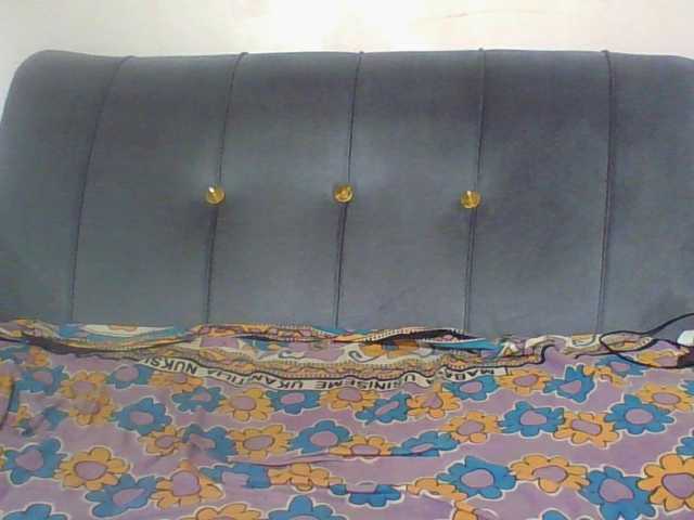 Hornycremmy09 live cam on BongaCams