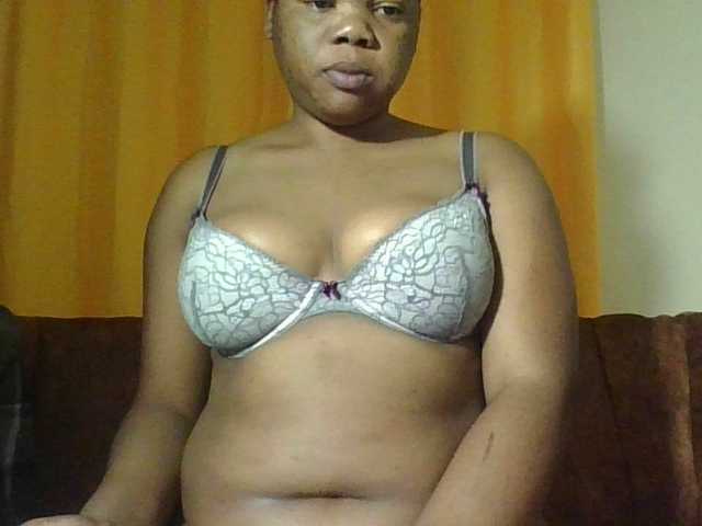 Hornycremmy09 live cam on BongaCams