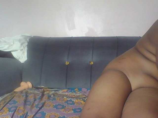 Hornycremmy09 live cam on BongaCams