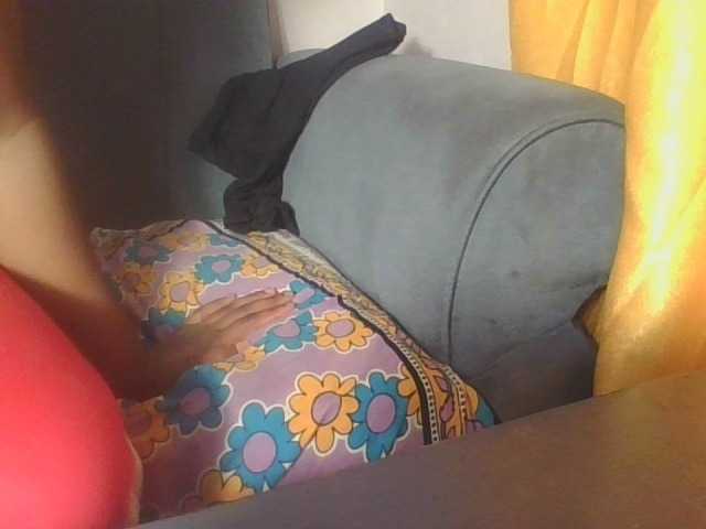 Hornycremmy09 live cam on BongaCams