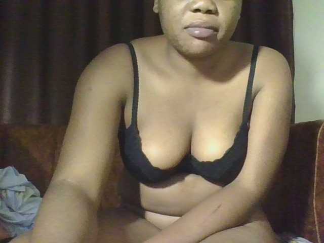 Hornycremmy09 live cam on BongaCams