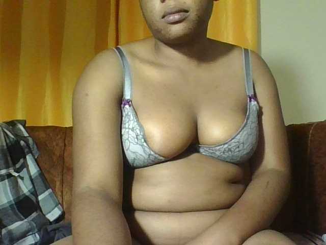 Hornycremmy09 live cam on BongaCams