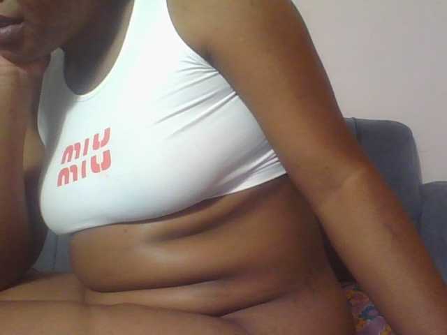 Hornycremmy09 live cam on BongaCams