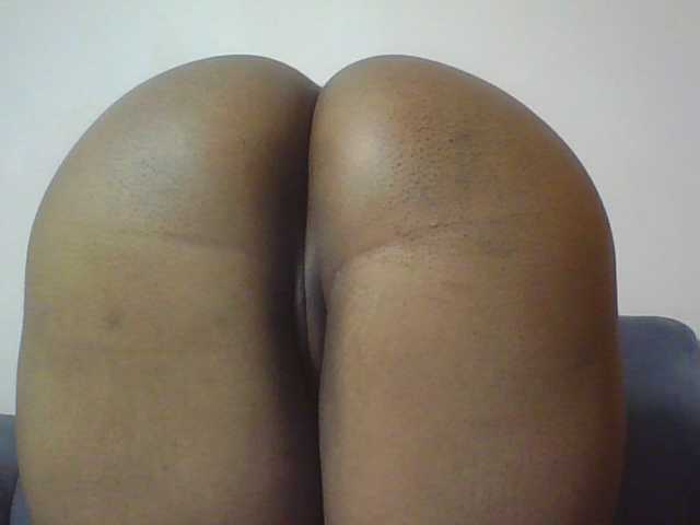 Hornycremmy09 live cam on BongaCams