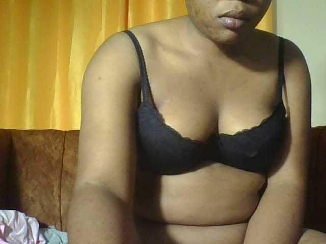 Hornycremmy09 live cam on BongaCams