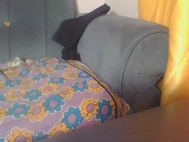 Hornycremmy09 live cam on BongaCams