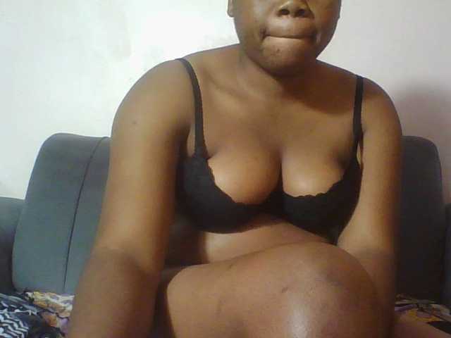 Hornycremmy09 live cam on BongaCams