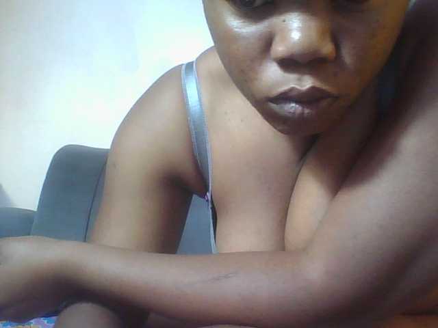 Hornycremmy09 live cam on BongaCams