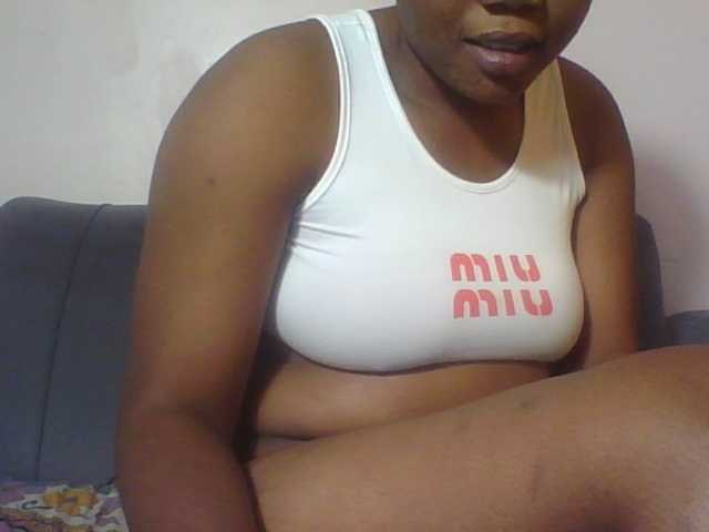 Hornycremmy09 live cam on BongaCams
