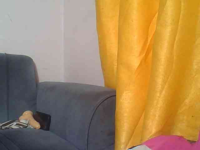 Hornycremmy09 webcam