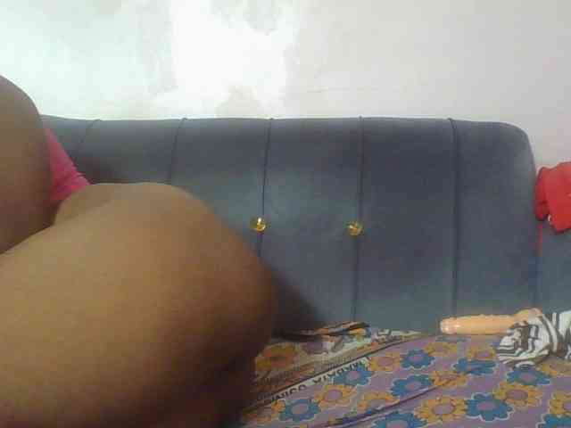 Hornycremmy09 webcam