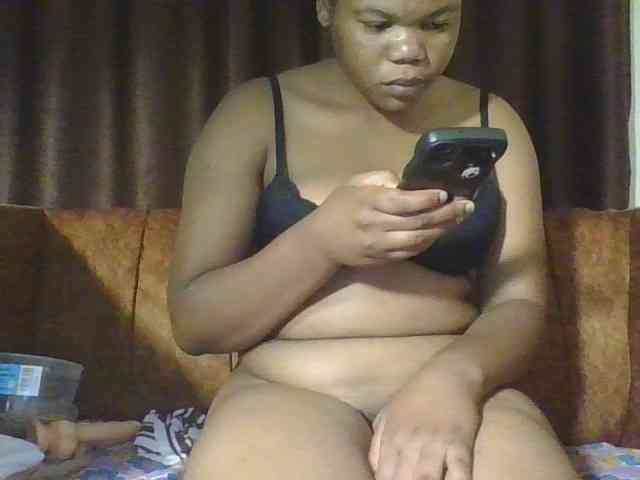 Hornycremmy09 webcam
