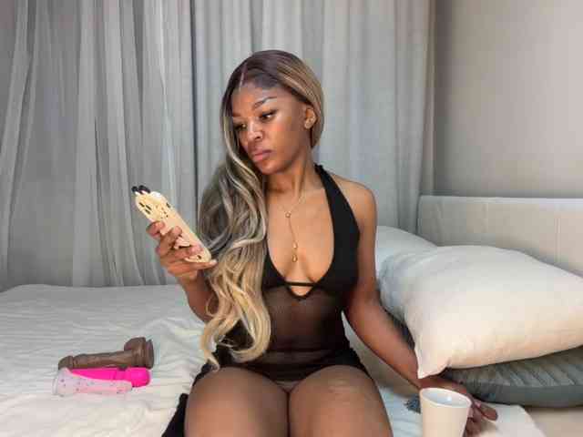 Model: LunaJoCream