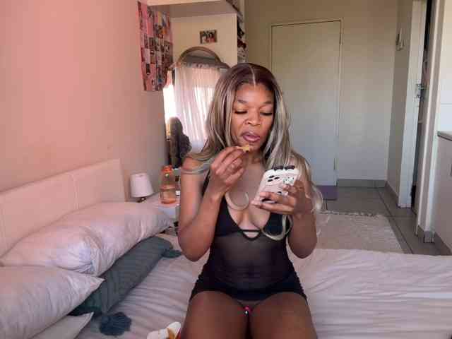 LunaJoCream webcam
