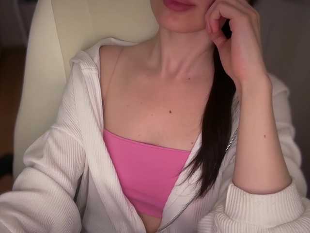 emishy live cam on BongaCams