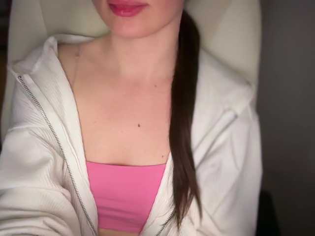 emishy live cam on BongaCams