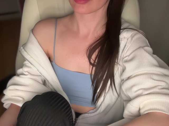 emishy live cam on BongaCams