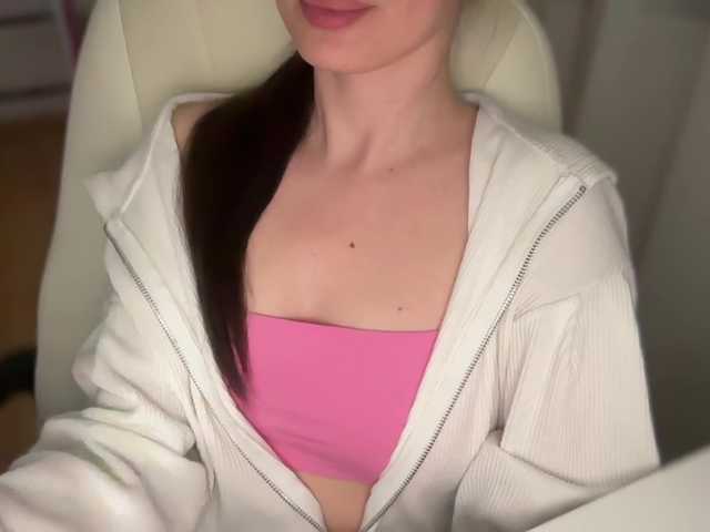 emishy live cam on BongaCams