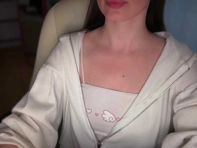 emishy live cam on BongaCams