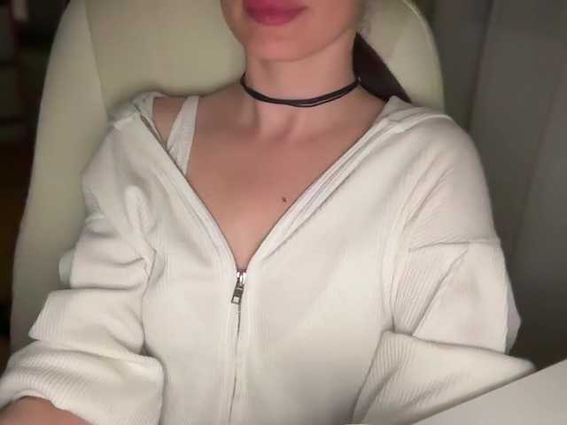 emishy live cam on BongaCams