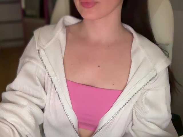 emishy live cam on BongaCams