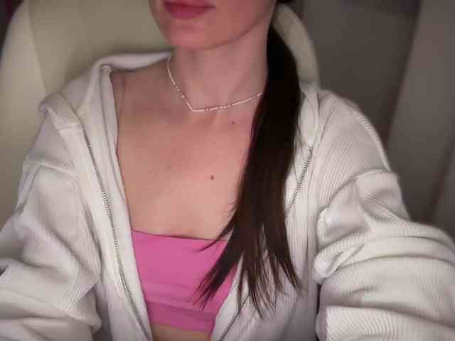 emishy Live Webcam on BongaCams