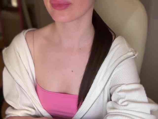 emishy Live Webcam on BongaCams