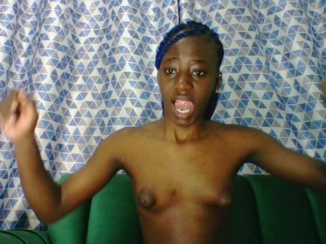 Sweetsmile23 live cam on BongaCams