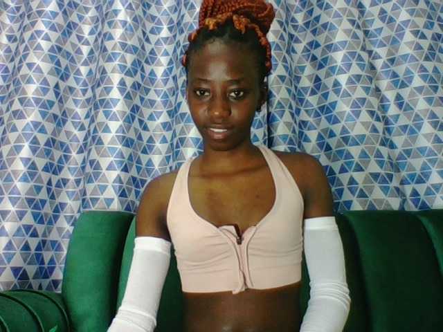 Sweetsmile23 live cam on BongaCams