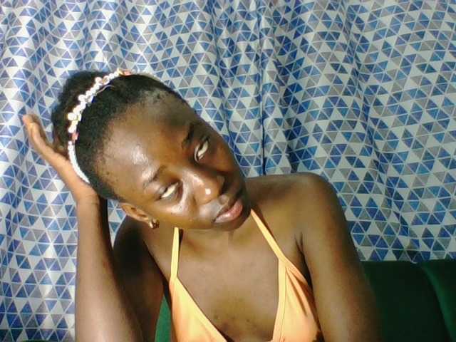 Sweetsmile23 live cam on BongaCams