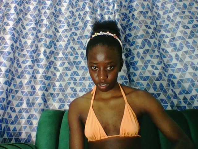 Sweetsmile23 live cam on BongaCams