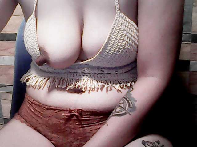 extremelymilkyboobs live cam on BongaCams