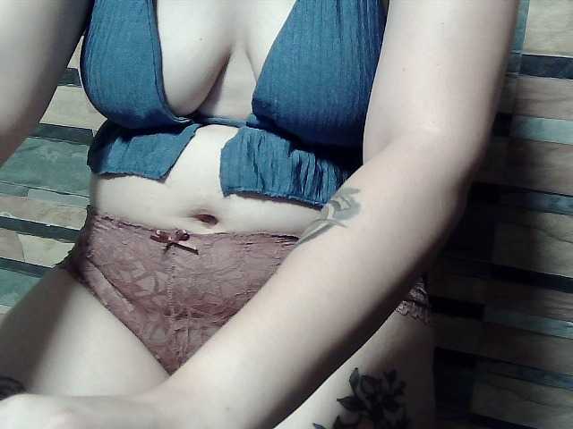 extremelymilkyboobs live cam preview
