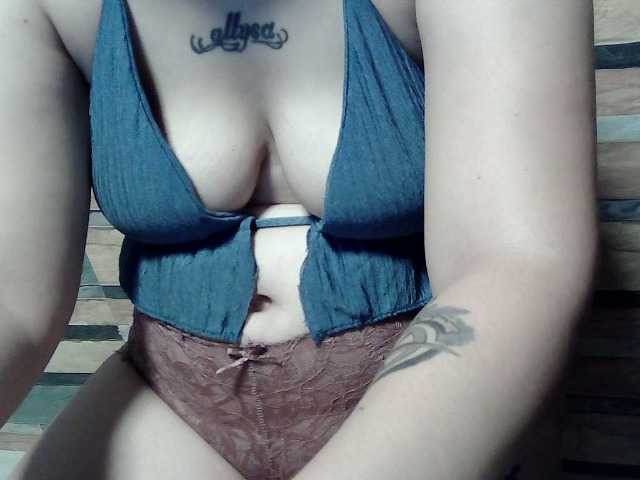 extremelymilkyboobs live cam preview