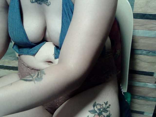 extremelymilkyboobs live cam on BongaCams