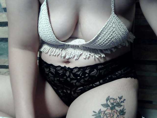 extremelymilkyboobs live cam preview