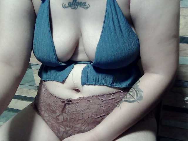 extremelymilkyboobs live cam preview