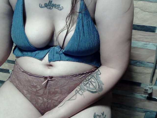 extremelymilkyboobs live cam preview