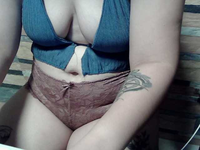 extremelymilkyboobs live cam preview