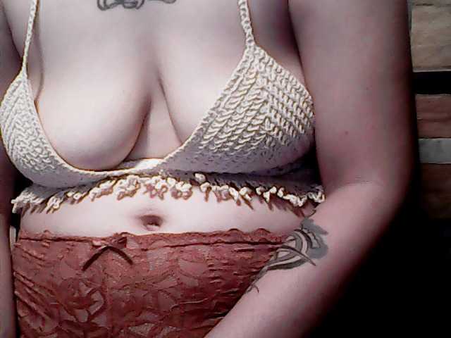 extremelymilkyboobs live cam on BongaCams