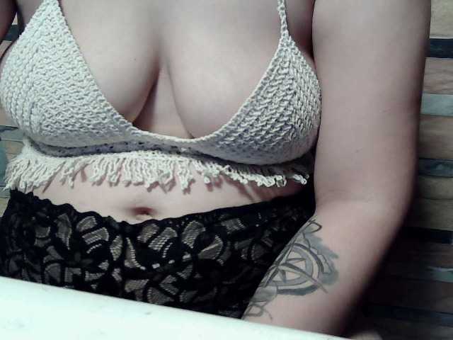 extremelymilkyboobs live cam on BongaCams