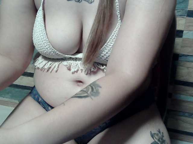 extremelymilkyboobs live cam preview