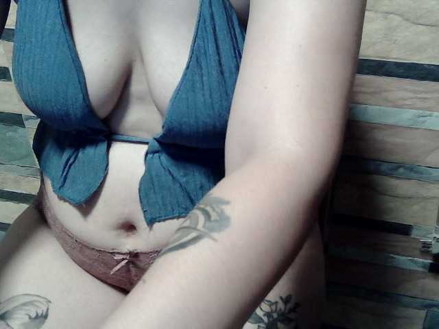 extremelymilkyboobs live cam preview