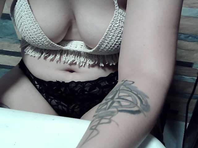 extremelymilkyboobs live cam on BongaCams