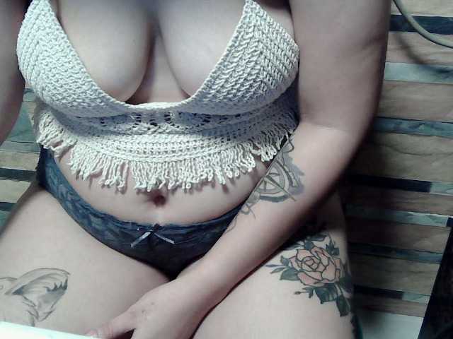 extremelymilkyboobs live cam preview