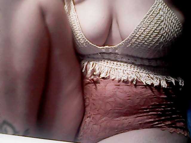 extremelymilkyboobs live cam on BongaCams