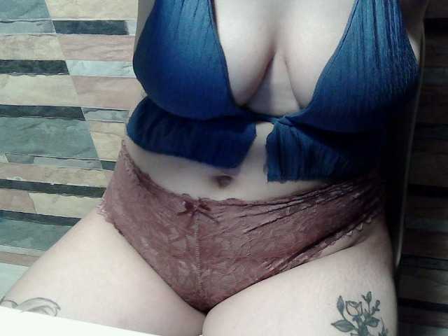 extremelymilkyboobs live cam preview