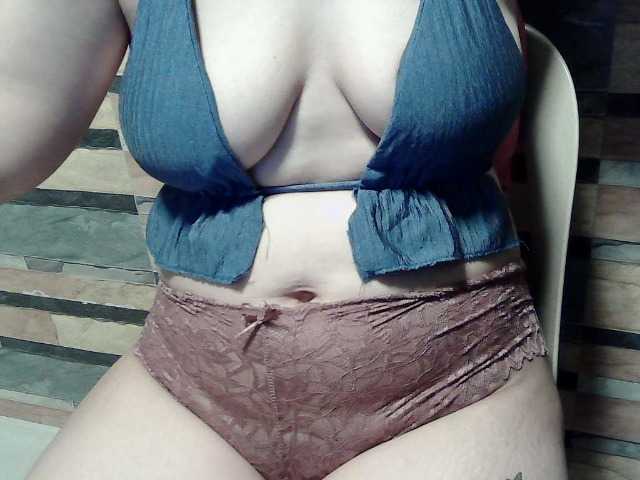extremelymilkyboobs live cam preview
