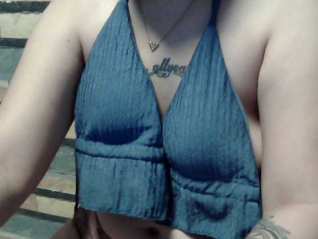 extremelymilkyboobs live cam preview